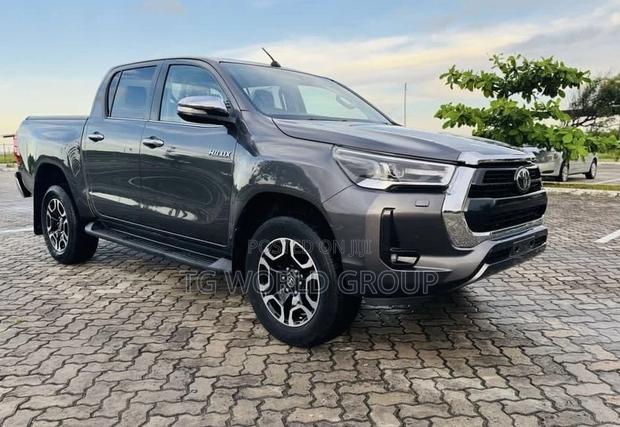 Toyota Hilux 2023 Gray