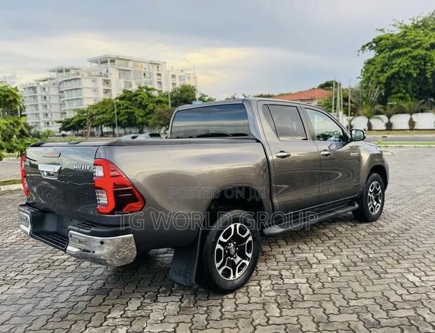 Toyota Hilux 2023 Gray