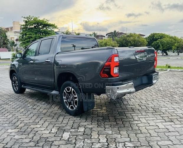Toyota Hilux 2023 Gray
