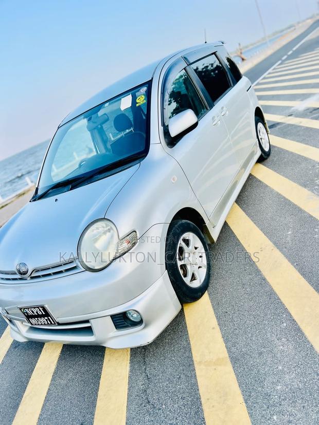 Toyota Sienta 2005 Silver