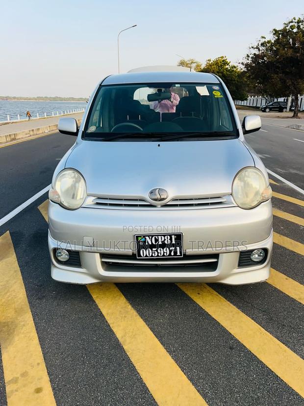 Toyota Sienta 2005 Silver