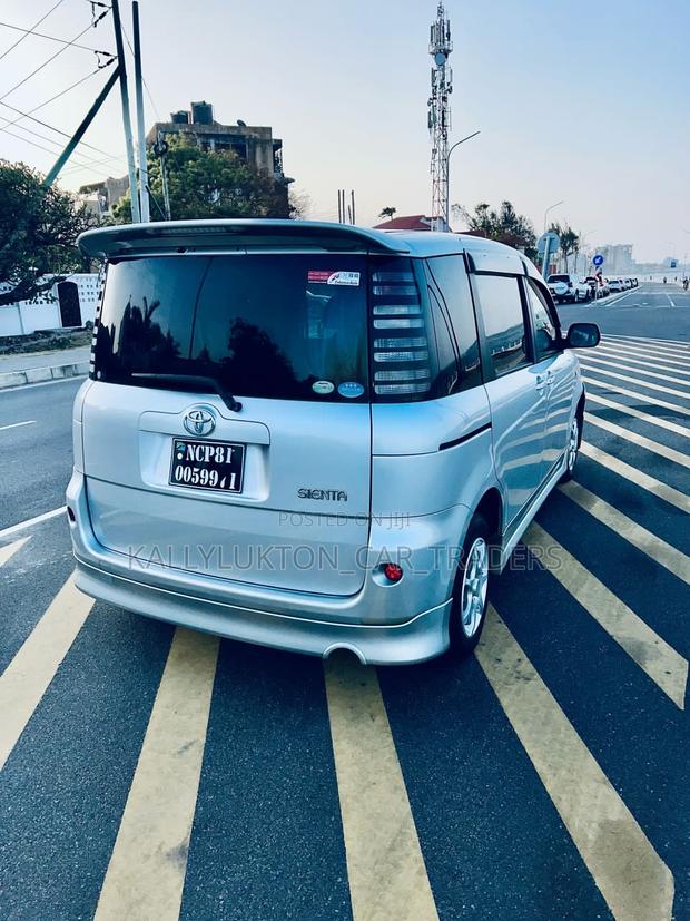 Toyota Sienta 2005 Silver