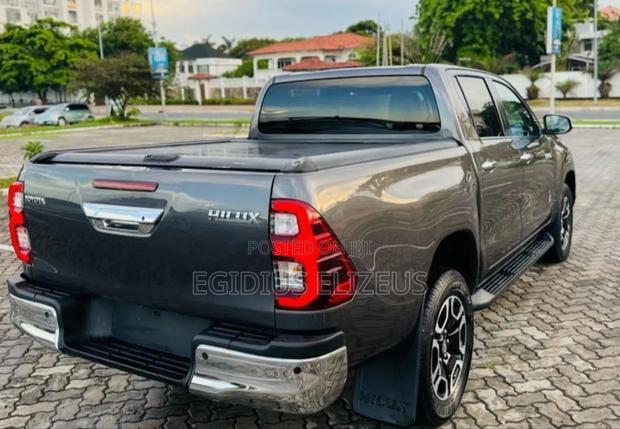 Toyota Hilux 2023 Gray