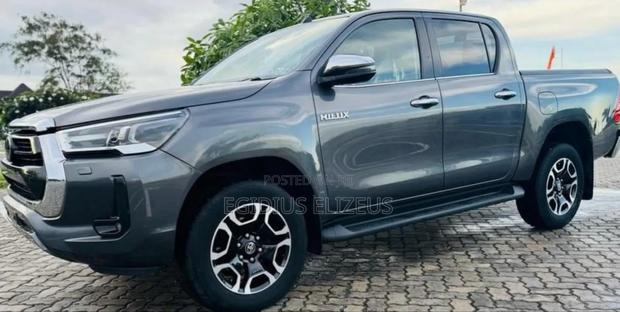 Toyota Hilux 2023 Gray