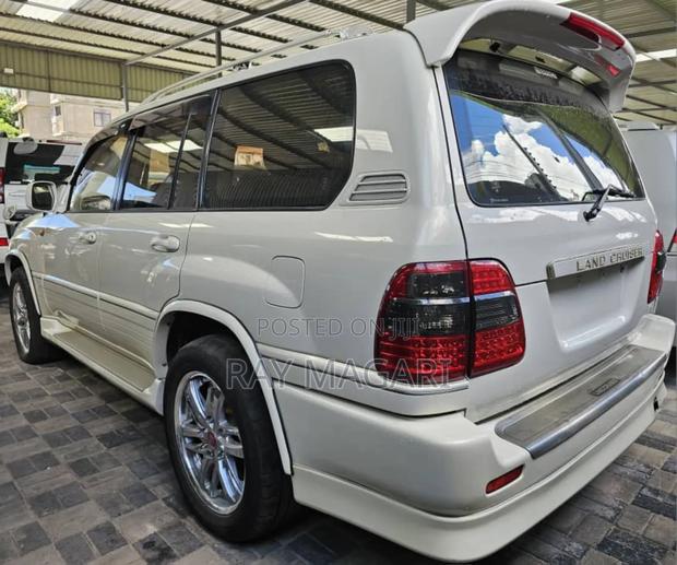 Toyota Land Cruiser 2001 White