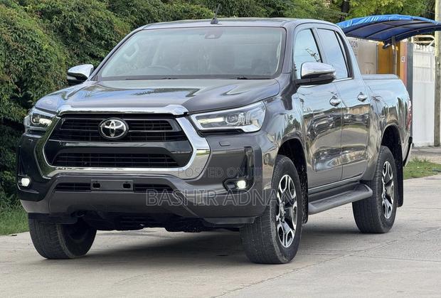 Toyota Hilux 2023 Gray