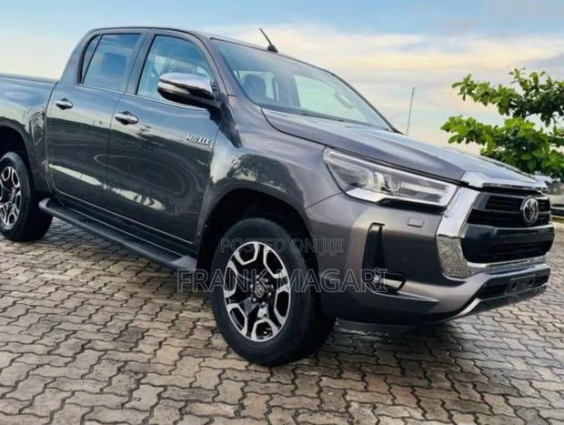 Toyota Hilux 2023 Gray