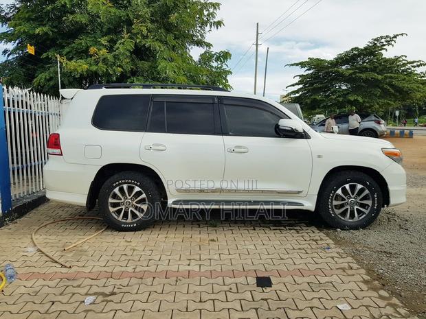 Toyota Land Cruiser 2010 White
