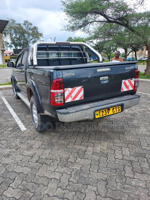Toyota Hilux 2013 Gray