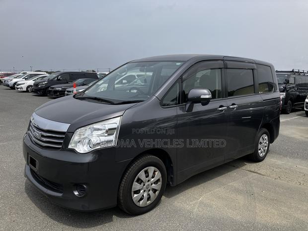 Toyota Noah 2006 Gray