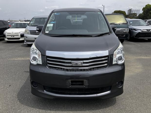 Toyota Noah 2006 Gray