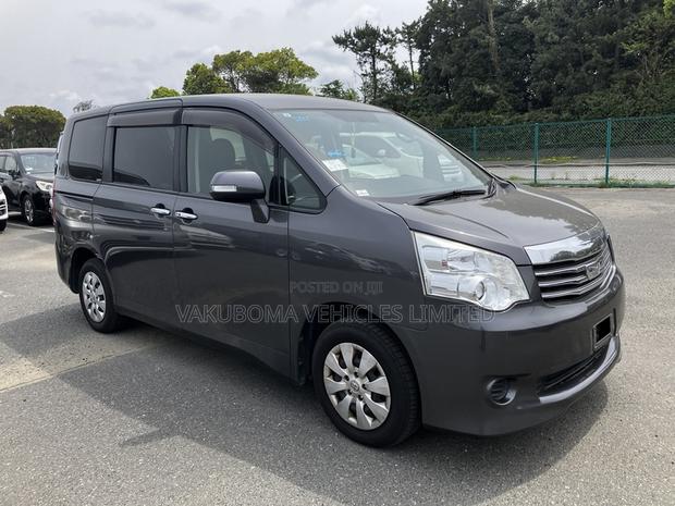 Toyota Noah 2006 Gray