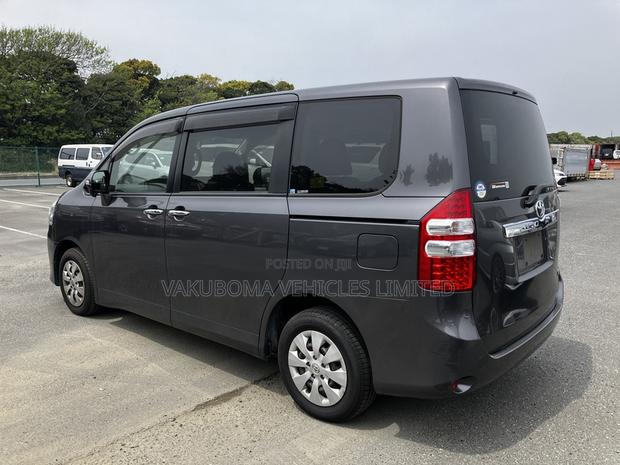 Toyota Noah 2006 Gray
