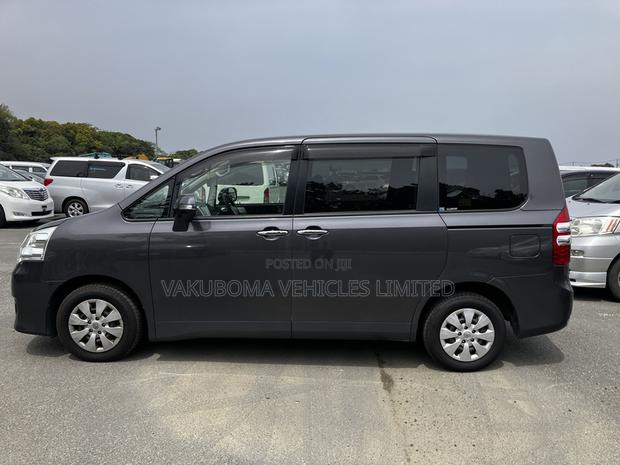 Toyota Noah 2006 Gray