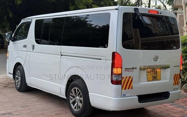 Toyota HiAce 2011 White
