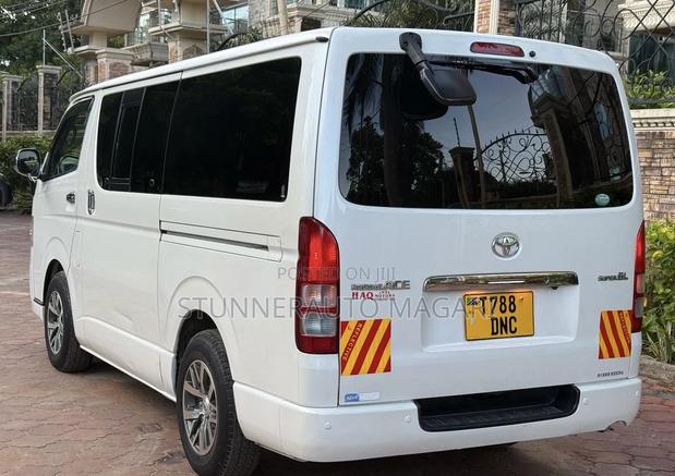 Toyota HiAce 2011 White