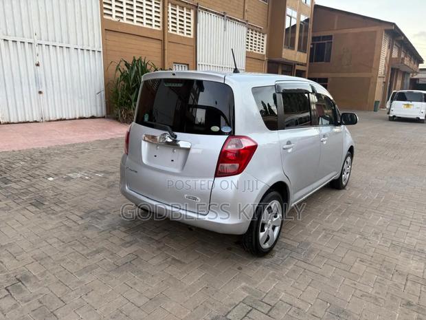 Toyota Ractis 2006 Silver