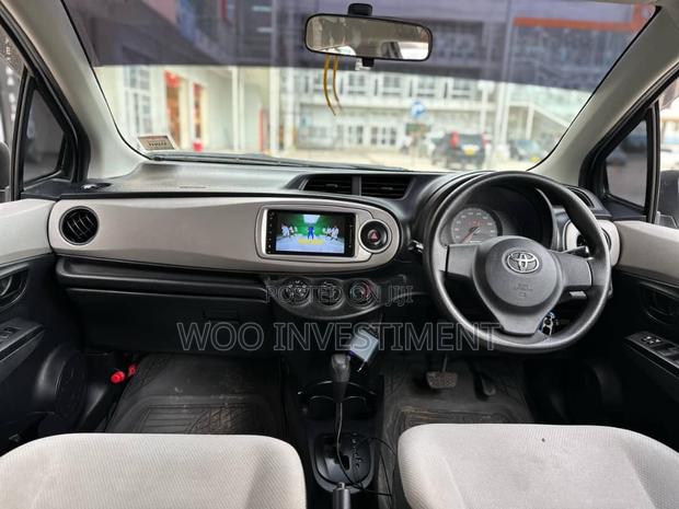 Toyota Vitz 2012 Silver