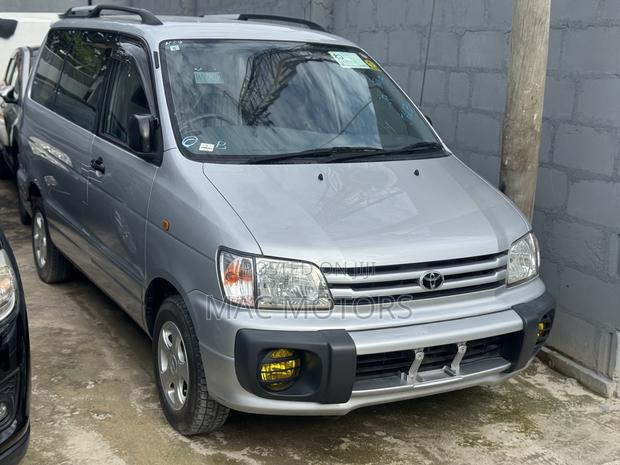 Toyota Noah 2001 Silver