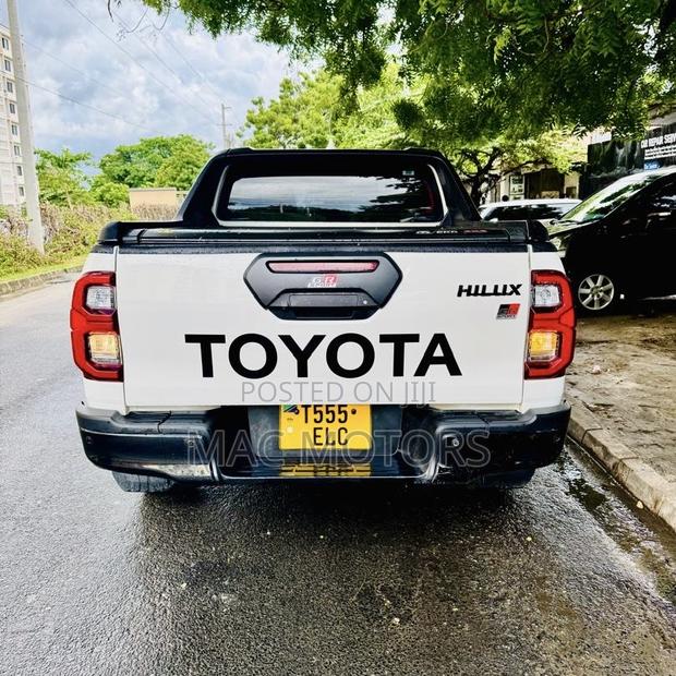 Toyota Hilux 2024 White