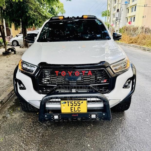 Toyota Hilux 2024 White