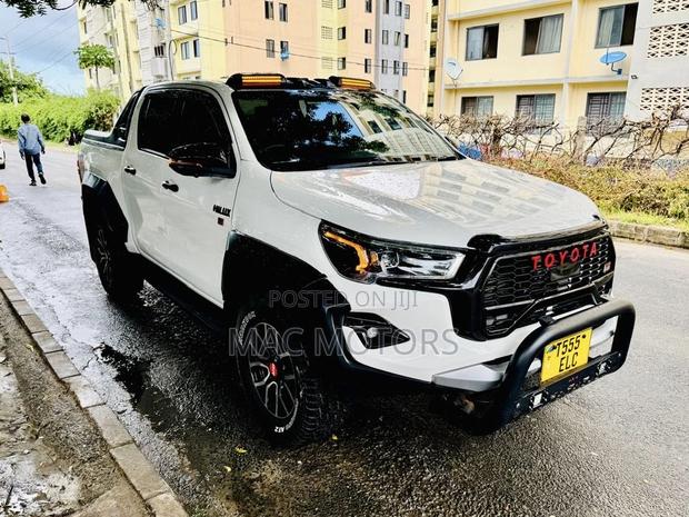 Toyota Hilux 2024 White