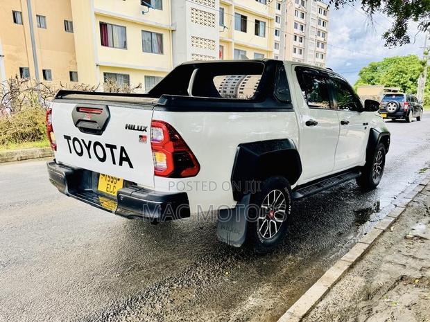 Toyota Hilux 2024 White