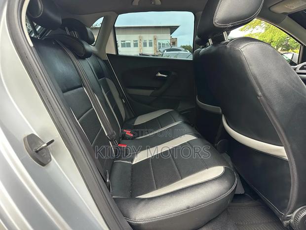 Volkswagen Polo 2011 Silver