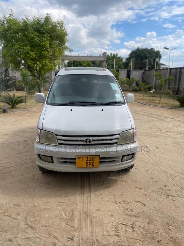 Toyota Noah 2001 Silver