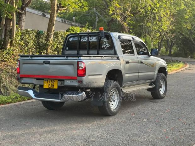 Toyota Hilux 2003 Gray
