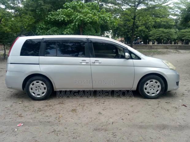Toyota ISIS 2010 Silver