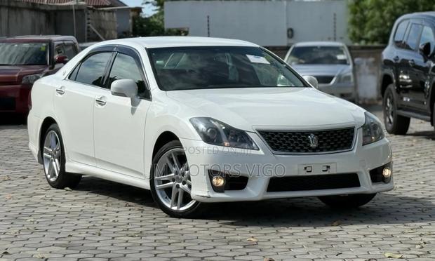 Toyota Crown 2011 Pearl