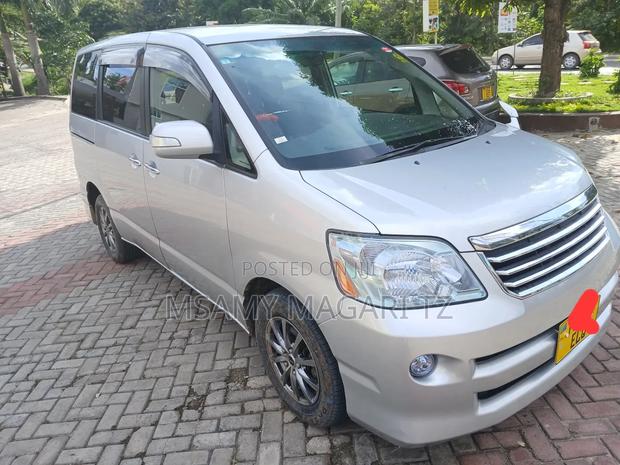 Toyota Noah 2.0 143hp FWD (7 Seater) 2007 Silver