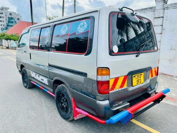 Toyota HiAce 2006 Silver