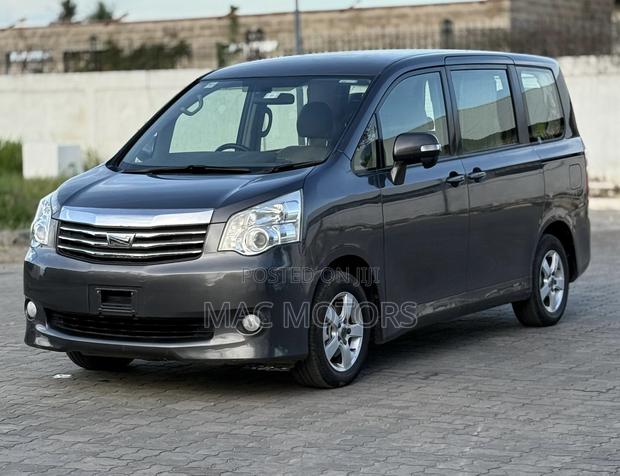 Toyota Noah 2.0 143hp AWD (8 Seater) 2011 Gray