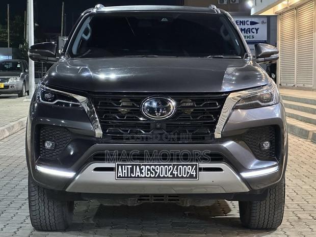 Toyota Fortuner 2.8 D AWD 2023 Gray