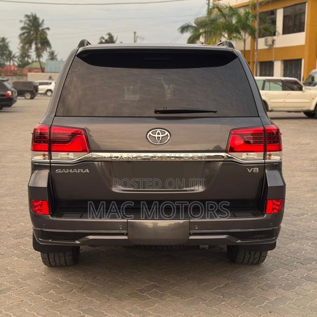 Toyota Land Cruiser 2017 Gray