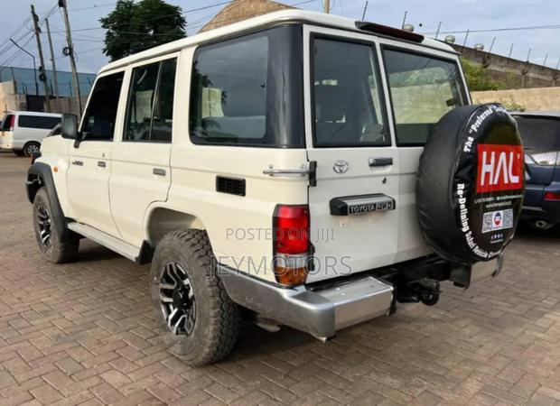 Toyota Land Cruiser 2015 White
