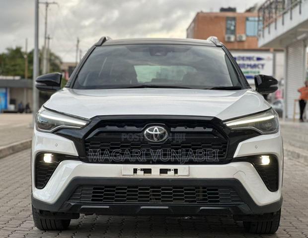 Toyota Corolla Cross Hybrid 2024 White