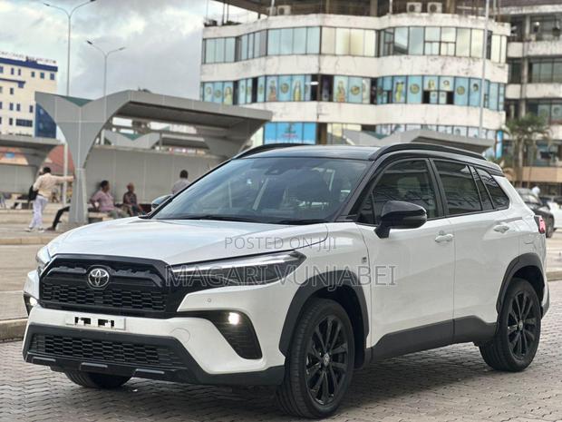 Toyota Corolla Cross Hybrid 2024 White