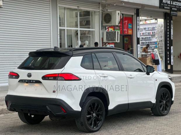 Toyota Corolla Cross Hybrid 2024 White