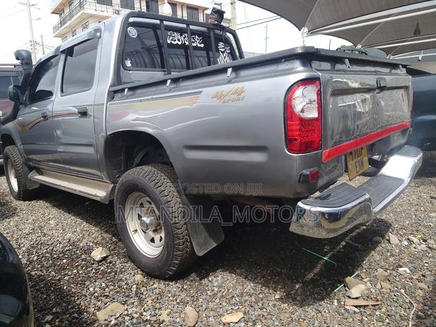 Toyota Hilux 2001 Gray