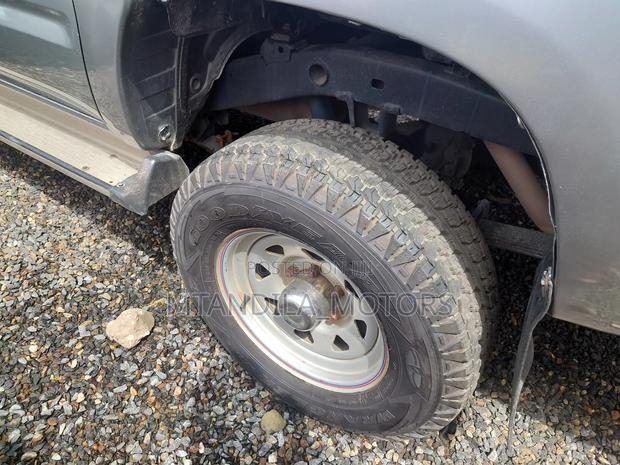 Toyota Hilux 2001 Gray