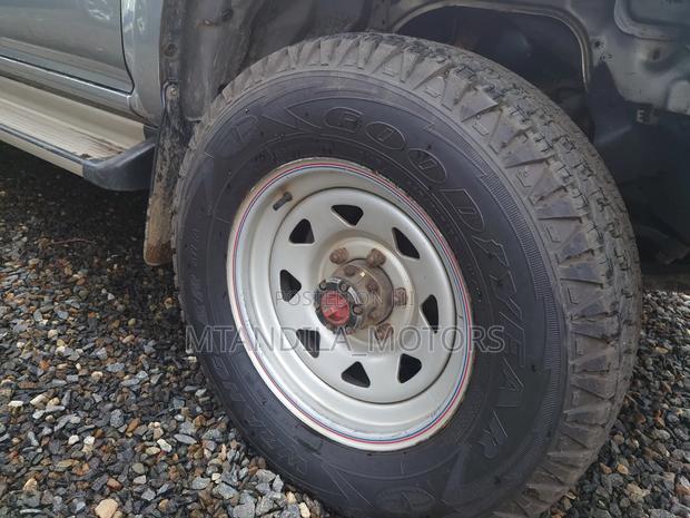 Toyota Hilux 2001 Gray