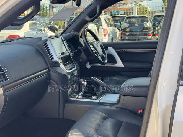 Toyota Land Cruiser 2018 Off white
