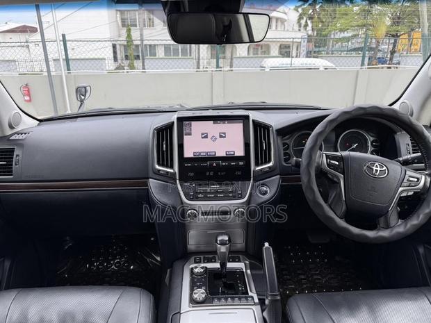 Toyota Land Cruiser 4.6 V8 ZX 2016 Black
