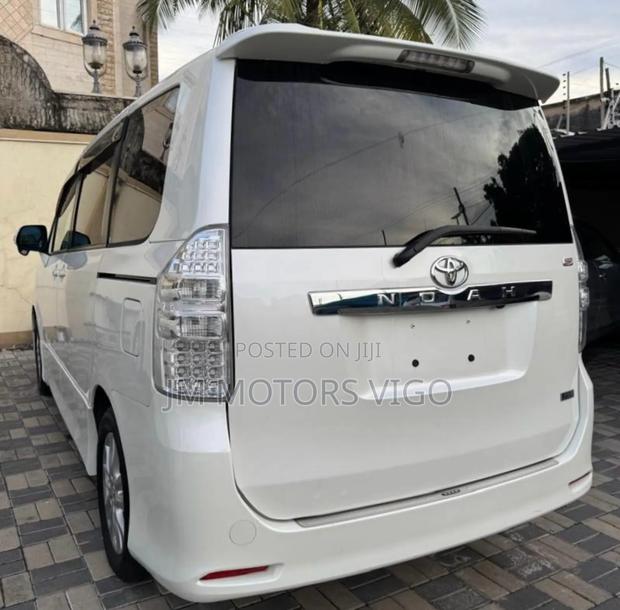 Toyota Noah 2012 White