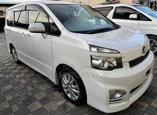 Toyota Voxy 2012 Pearl