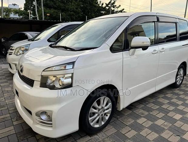 Toyota Voxy 2012 Pearl