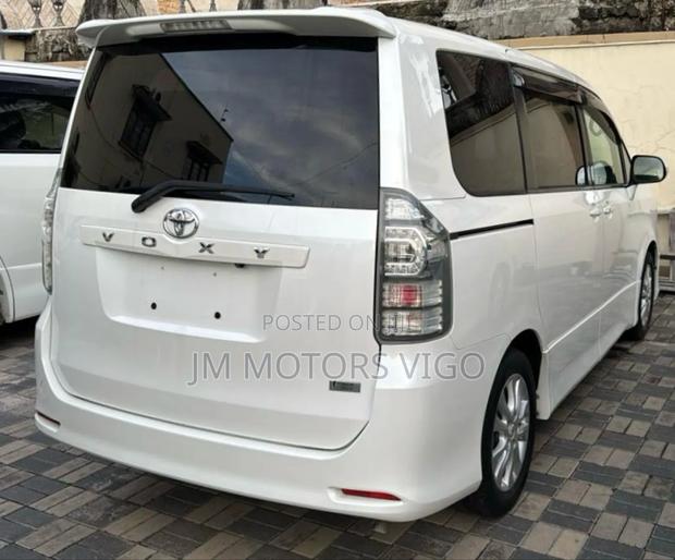 Toyota Voxy 2012 Pearl